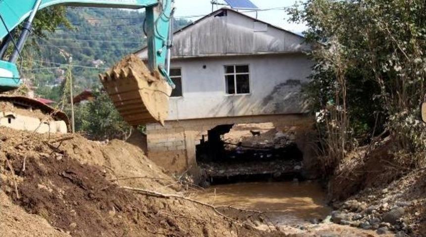 Arhavi'de Dere Yatağı &Uuml;zerindeki Yapı Kabus Oldu