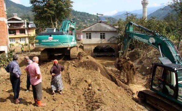 Arhavi'de Dere Yatağı Üzerindeki Yapı Kabus Oldu