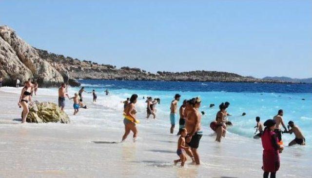 Kaputaş Plajı nda Yaz S&uuml;r&uuml;yor 2