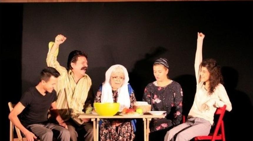 Uyuşturucuya Dikkat &Ccedil;ekmek İ&ccedil;in &ldquo;&ccedil;etin Ceviz&rdquo; İsimli Tiyatro G&ouml;sterime Başladı