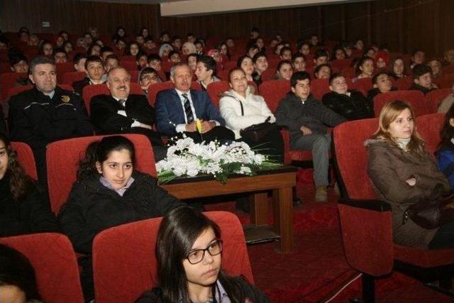 Uyuşturucuya Dikkat Çekmek İçin “çetin Ceviz” İsimli Tiyatro Gösterime Başladı