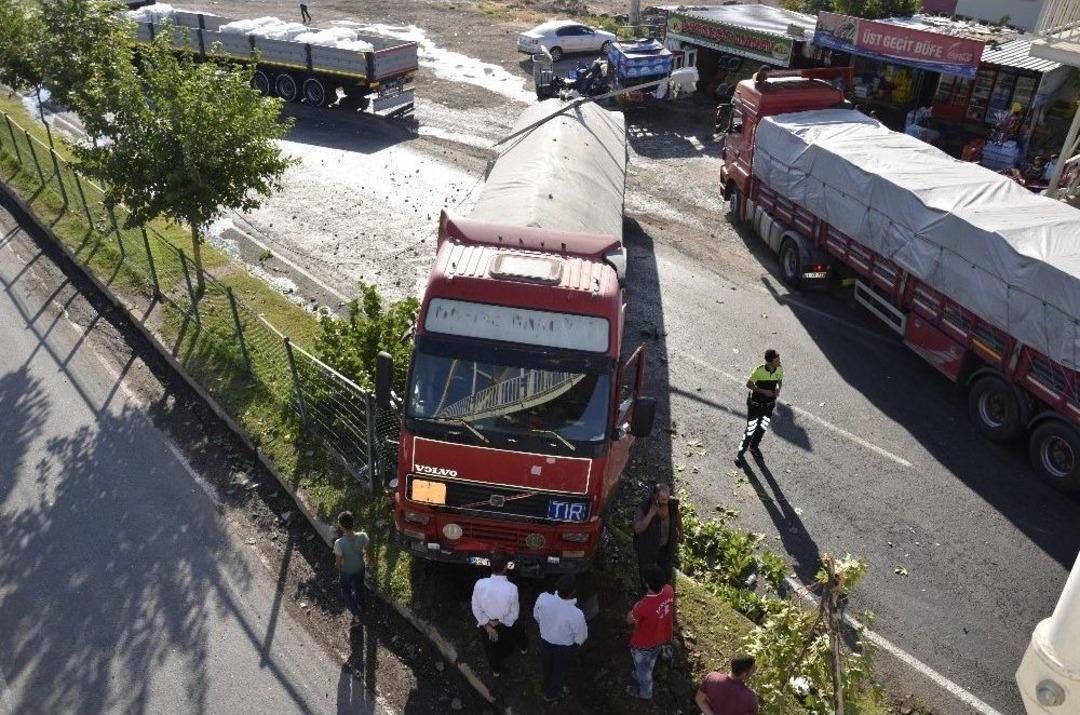 Vitesi Boşalan Tır Karşı Şeride Ge&ccedil;ti