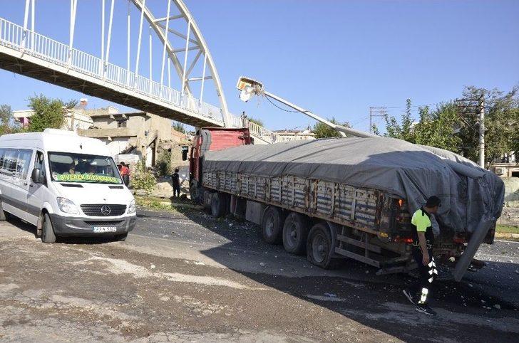 Vitesi Boşalan Tır Karşı Şeride Geçti G1