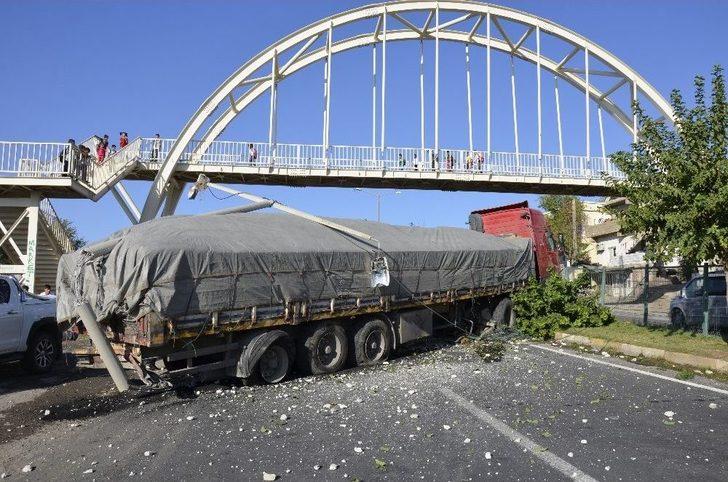 Vitesi Boşalan Tır Karşı Şeride Geçti G2