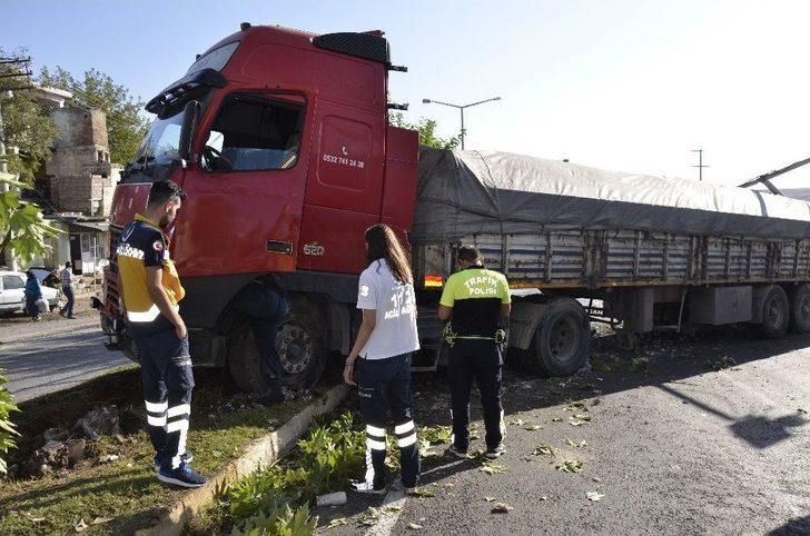 Vitesi Boşalan Tır Karşı Şeride Geçti G3