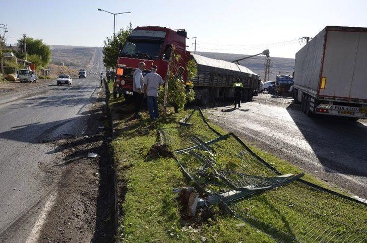 Vitesi Boşalan Tır Karşı Şeride Geçti G5