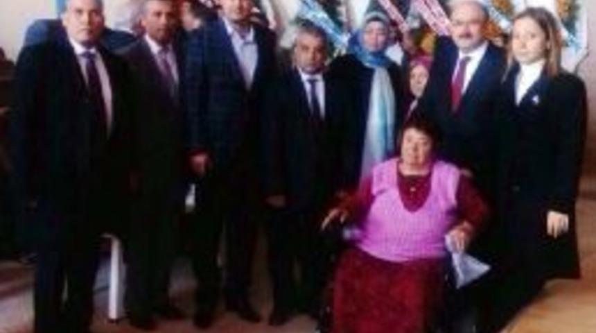 Fatma şahin'den engelli kadına ak&uuml;l&uuml; araba