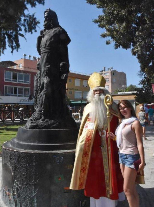 Alman Noel Baba, Camide Dua Edip Barış Diledi