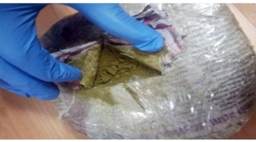 Polisin Ş&uuml;phelendiği Şahısın G&ouml;beğine Sarılı Esrar Bulundu