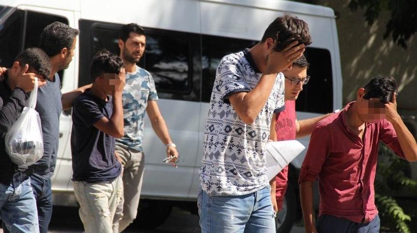 Tanınmamak İçin Etek Giyen Hırsızlık Zanlıları Yakalandı