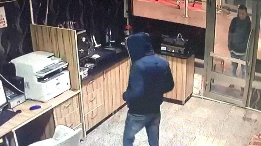 Şarjda Bulunan Cep Telefonunu İşte B&ouml;yle &Ccedil;aldılar