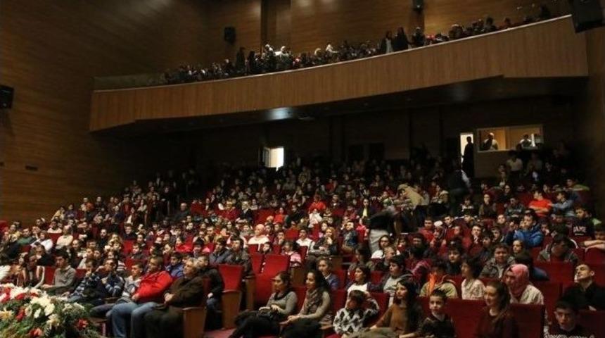 Engelli &Ouml;ğrenciler Tiyatro G&ouml;sterisinde Buluştu