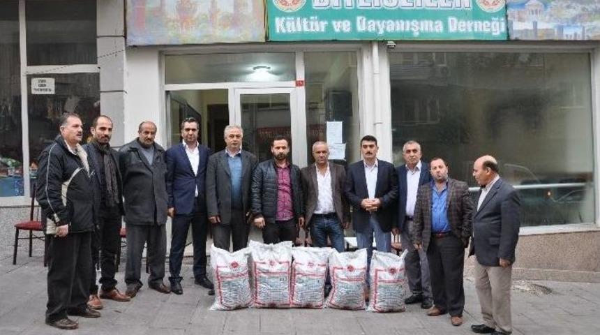 Bitlisliler Yardıma Muhta&ccedil; Ailelere K&ouml;m&uuml;r Dağıttı