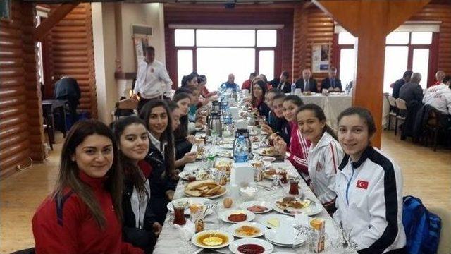 Hendek’ten 5 Karateci Avrupa Şampiyonasına Katılıyor