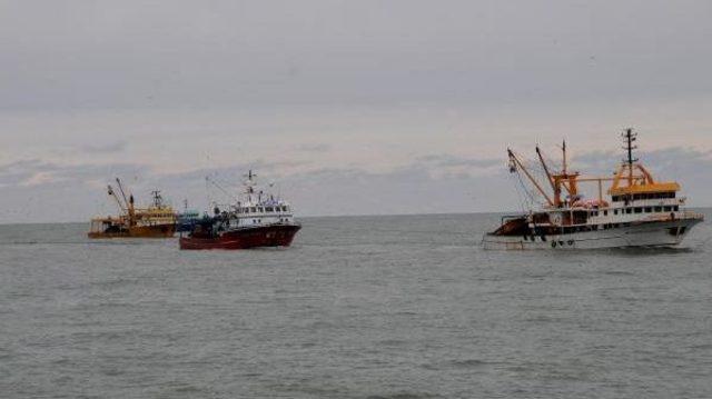 Hamsi avındaki balık&ccedil;ı teknesinde yangın 3