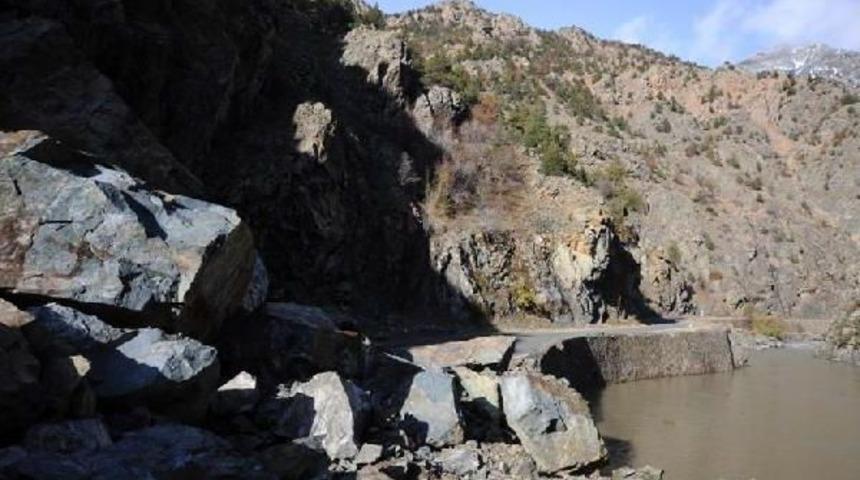 Kayaların d&uuml;şt&uuml;ğ&uuml; artvin- şavşat karayolunu a&ccedil;ma &ccedil;alışmaları s&uuml;r&uuml;yor