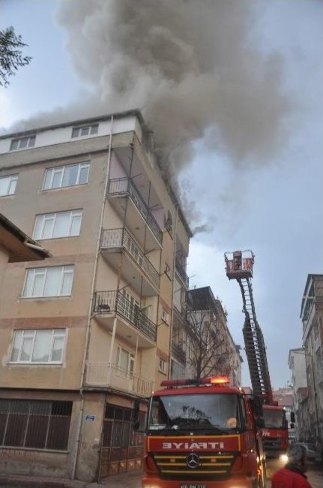 Apartmanın &Ccedil;atısı Alev Alev Yandı