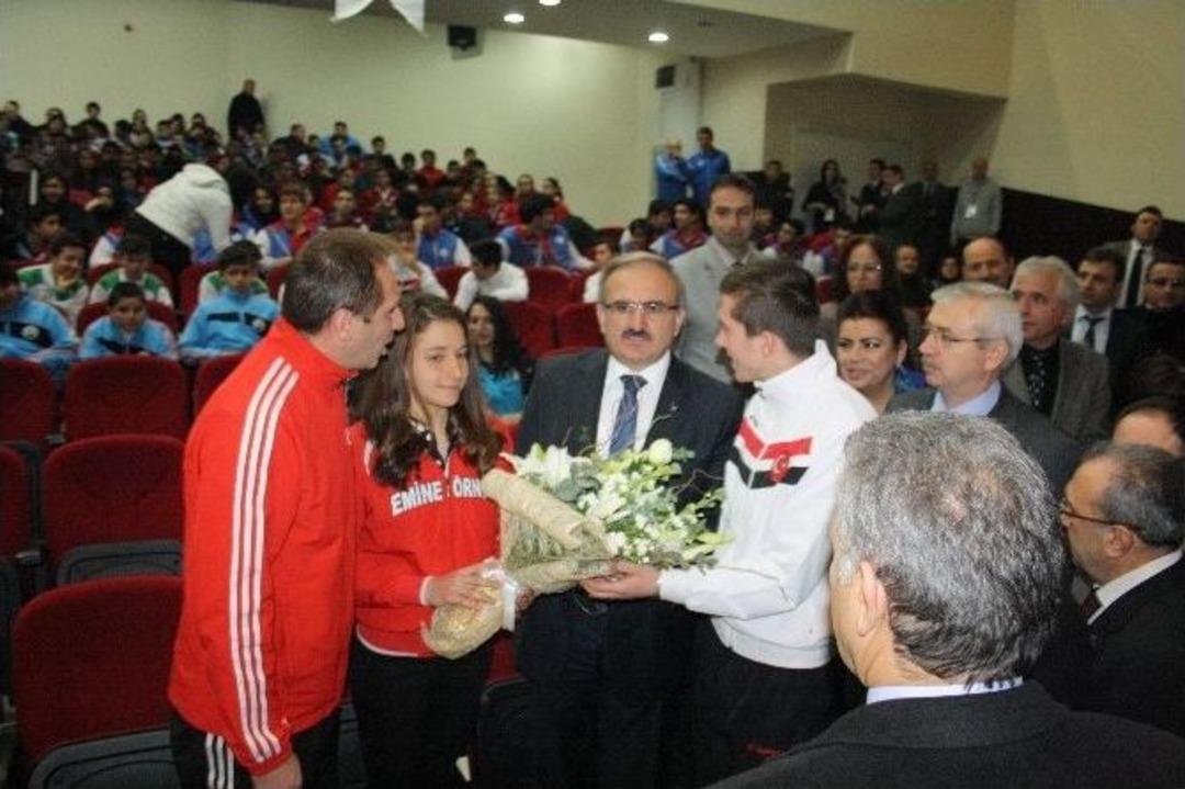 Gen&ccedil; Şampiyonlara &Ouml;d&uuml;lleri Verildi