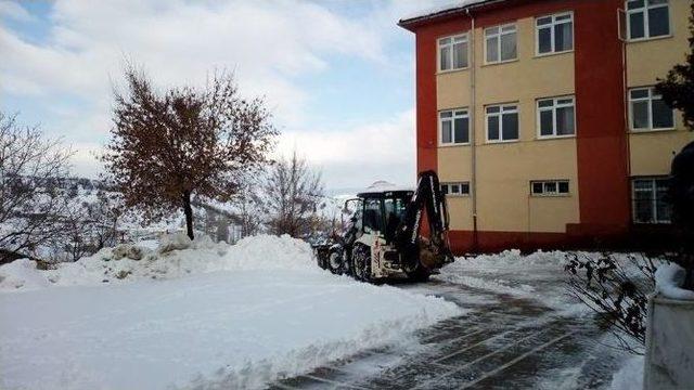 Orman Köylerini Kalkındırma Kooperatifinden Eğitime Kar Küreme Desteği