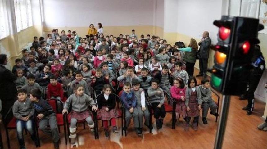 İlkokul &ouml;ğrencilerine, 'trafikte yaya' eğitimi