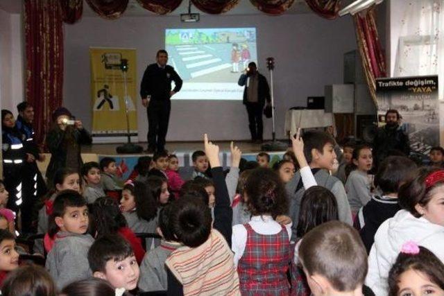 İlkokul öğrencilerine, 'trafikte yaya' eğitimi