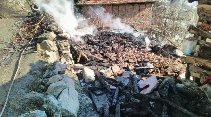 Kastamonu’da Çıkan Yangınlarda İki Aile Evsiz Kaldı