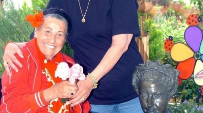 Huzur Evinde Kalan M&uuml;zeyyen Senar Hastaneye Kaldırıldı