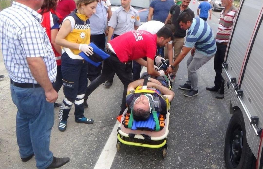 Otomobil Ve Pikap &Ccedil;arpıştı: 4 Yaralı