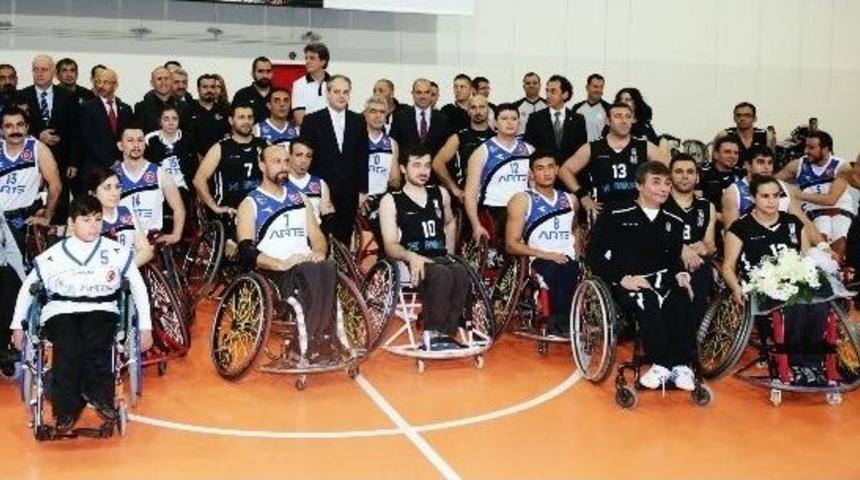 Bakan Kılı&ccedil; Engelli Basketbol Ma&ccedil;ını İzledi