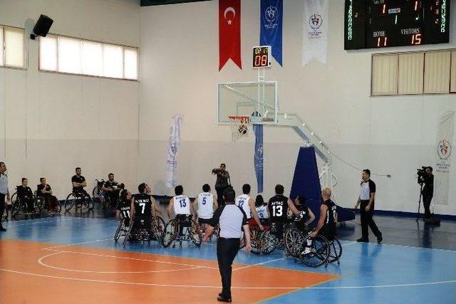 Bakan Kılıç Engelli Basketbol Maçını İzledi