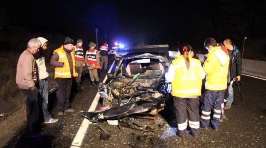 Kamyona &ccedil;arpan otomobilin s&uuml;r&uuml;c&uuml;s&uuml; &ouml;ld&uuml;