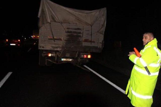 Kamyona &ccedil;arpan otomobilin s&uuml;r&uuml;c&uuml;s&uuml; &ouml;ld&uuml; 3