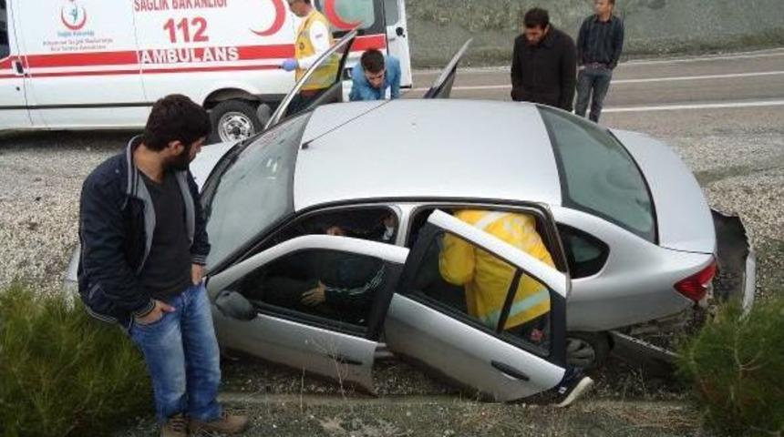 Tır'ın &ccedil;arptığı otomobilin s&uuml;r&uuml;c&uuml;s&uuml; yaralandı