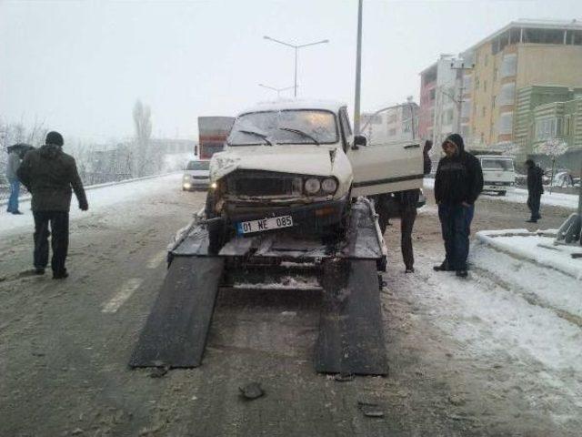 Otomobil Ile Çarpışan Yolcu Otobüsü Devrildi