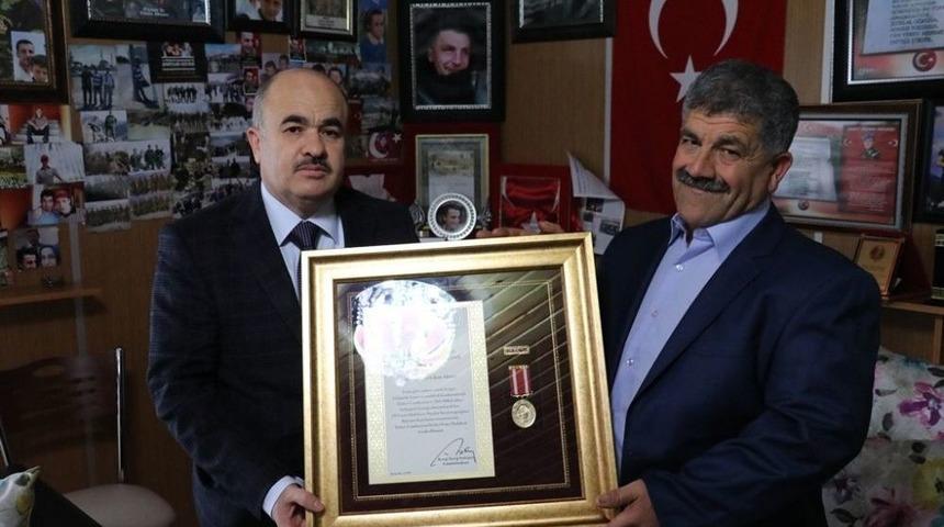 Şehit Babasına Devlet &Ouml;v&uuml;n&ccedil; Madalyası Ve Beratı Verildi