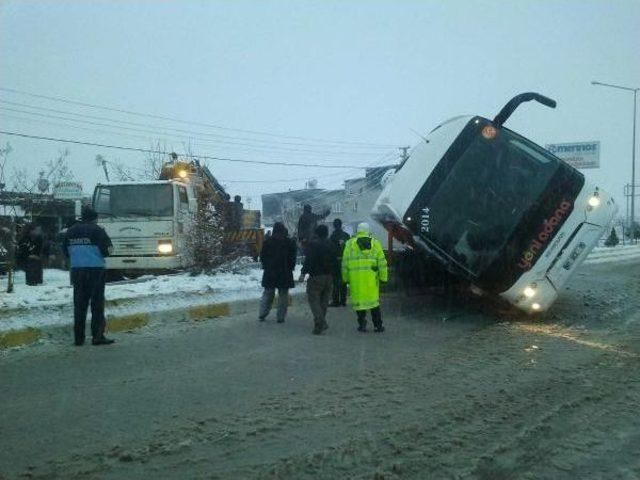 Otomobil Ile Çarpışan Yolcu Otobüsü Devrildi