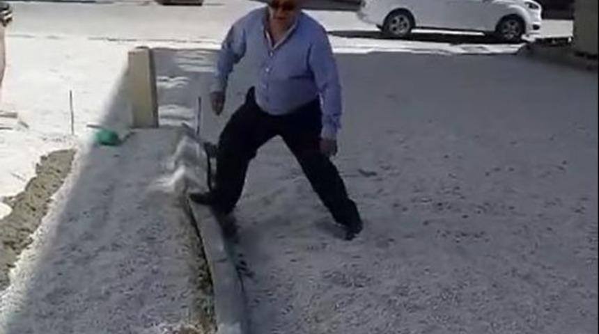 Belediyenin Yaptığı Kaldırımları Muhtar Ayağıyla B&ouml;yle Yıktı