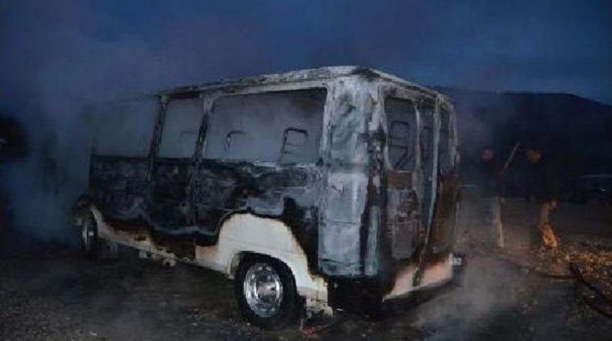 Hareket halindeki &ouml;ğrenci servisi yandı