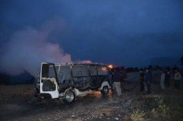 Hareket halindeki &ouml;ğrenci servisi yandı 1