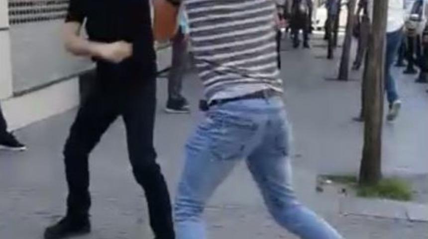 (&ouml;zel) İstanbul&rsquo;da Laf Atma Kavgasında Tekme Ve Yumruklar Havada U&ccedil;uştu