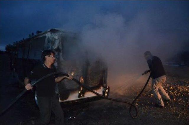 Hareket halindeki &ouml;ğrenci servisi yandı 3