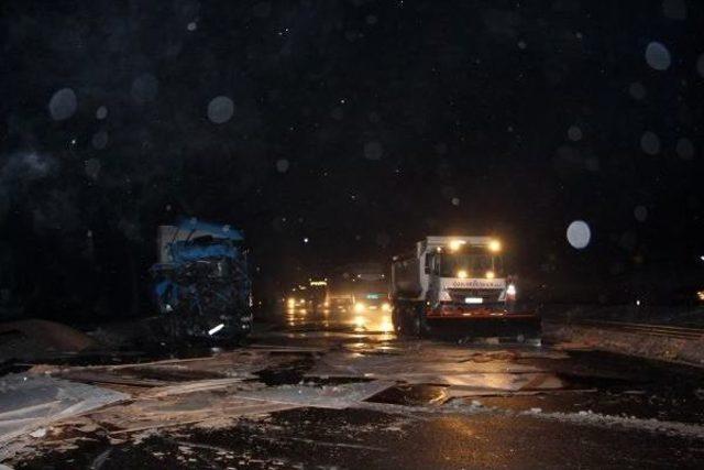 Hurdaya D&ouml;nen Tır&rsquo;In &Ccedil;ekicisinden Ayağa Kalkıp &Ccedil;ıktı 2