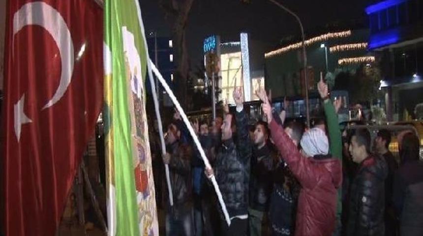 Kasımpaşaspor Taraftarlarından Cumhuriyet Gazetesi &Ouml;n&uuml;nde Eylem...