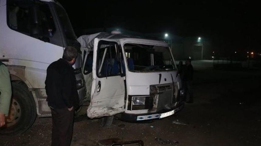 Minib&uuml;s İle Kamyon &Ccedil;arpıştı: 17 Yaralı