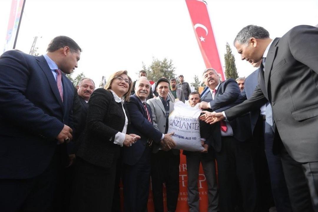 B&uuml;y&uuml;kşehir&rsquo;den 400 &Ccedil;ift&ccedil;iye 200 Ton Koyun S&uuml;t Yemi