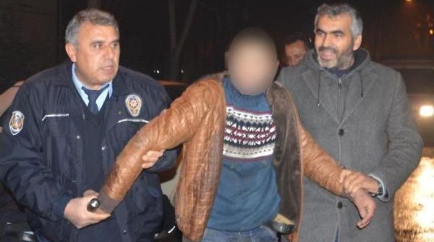 Polisten Ka&ccedil;tı, Saklandığı Otomobilin Altında Yakalandı