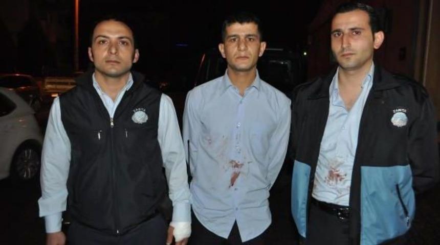 İşportacılar zabıtalara bı&ccedil;akla saldırdı: 3 yaralı