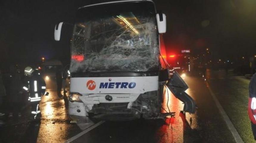 Otob&uuml;s minib&uuml;sle &ccedil;arpıştı: 1 &ouml;l&uuml; 2, yaralı