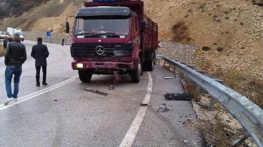 Otomobil ile kamyon &ccedil;arpıştı: 1 &ouml;l&uuml;