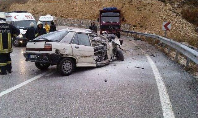 Otomobil ile kamyon &ccedil;arpıştı: 1 &ouml;l&uuml; 2